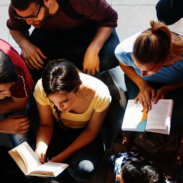 Schüler und Schülerinnen lesen