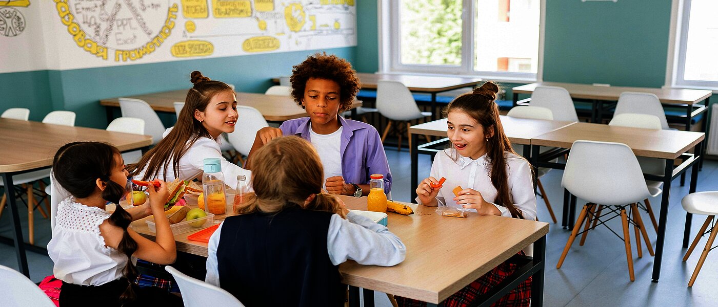 Grundschüler an einem Tisch